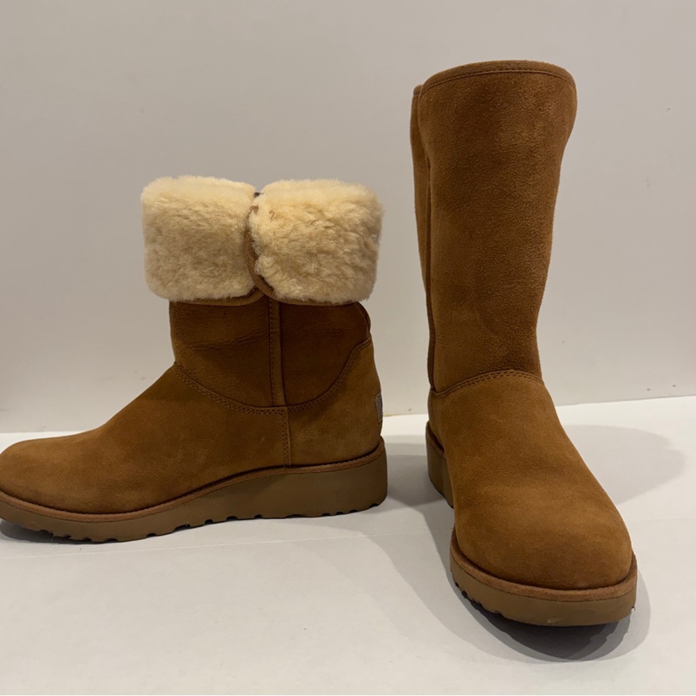 EUC UGG Women's Amie Chestnut Boots  (SN 1013428) Size 8